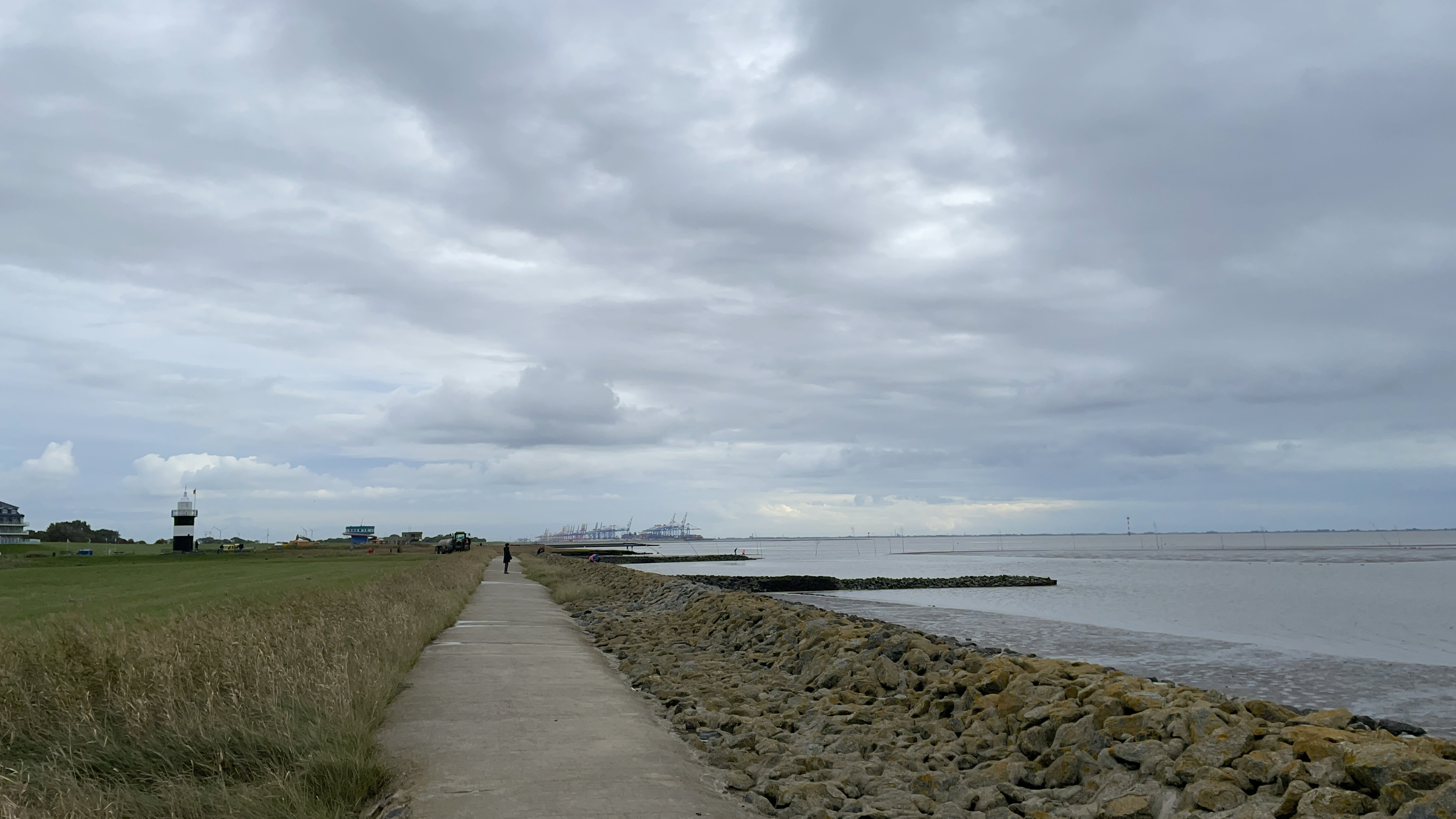 Deichweg entlang der Nordseeküste bei Spieka-Neufeld
