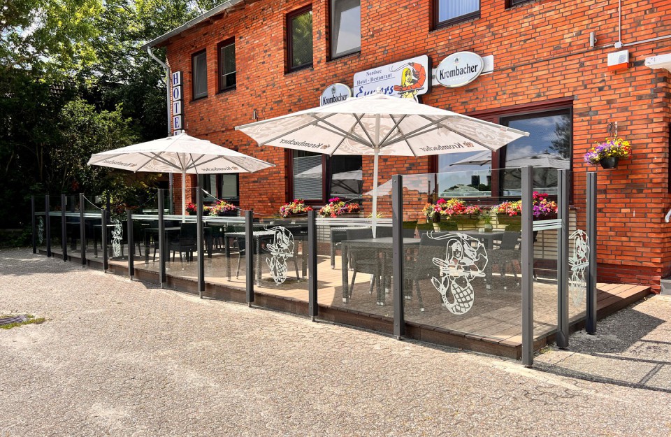 Nordseehotel Eymers – Terrasse mit Blick auf den Kutterhafen
