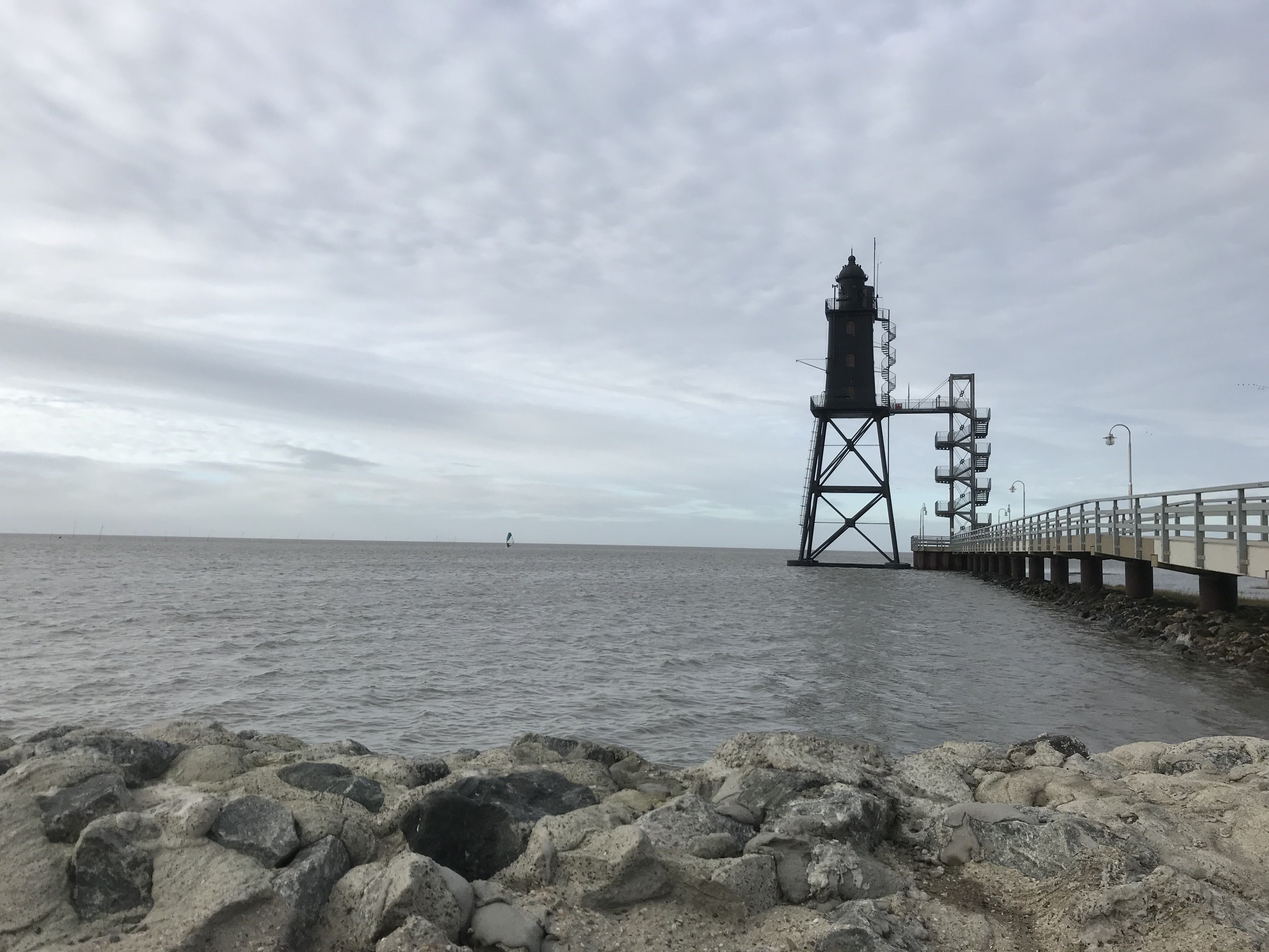 Leuchtturm Obereversand in Dorum-Neufeld mit Seebrücke an der Nordsee